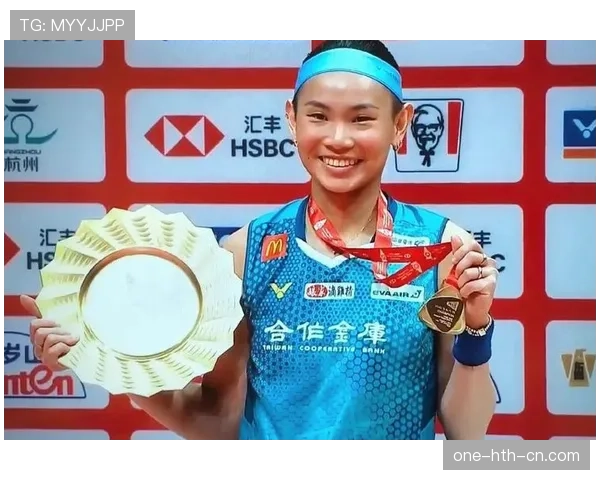 戴资颖训练场上严肃，后台出门竟被拍到逗趣一笑，看不出是羽坛狠角色了！