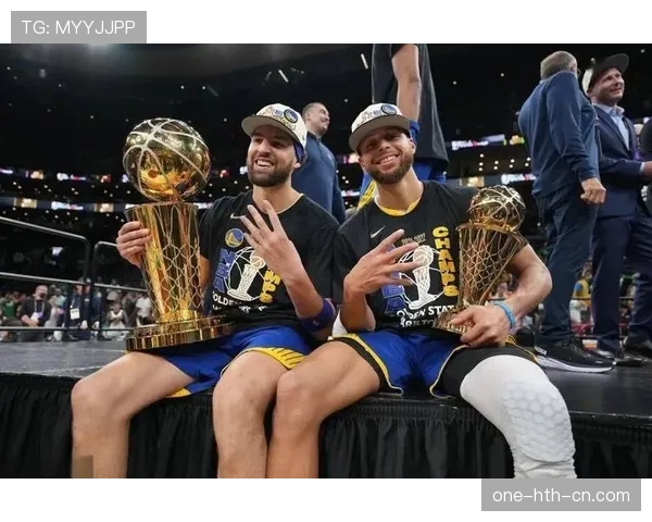 斯蒂芬·库里的衣帽间像开了个奢侈品分店，我看着钱包瘫了